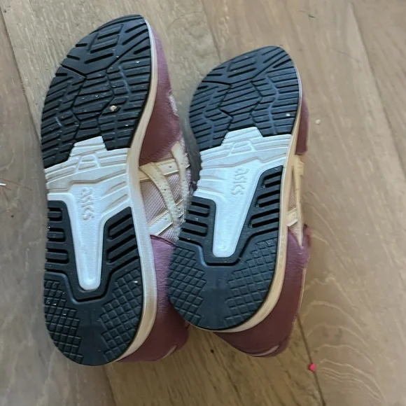 Only wore once women size 9 vintage style ASICS. - Picture 8 of 9